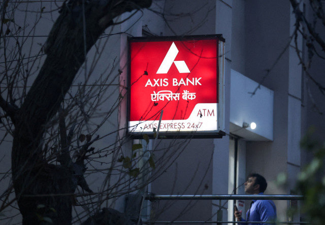 FOTO DE ARCHIVO: Un hombre entra en una sucursal de Axis Bank en Nueva Delhi, India, el 25 de enero de 2024. REUTERS/Anushree Fadnavis/File Photo