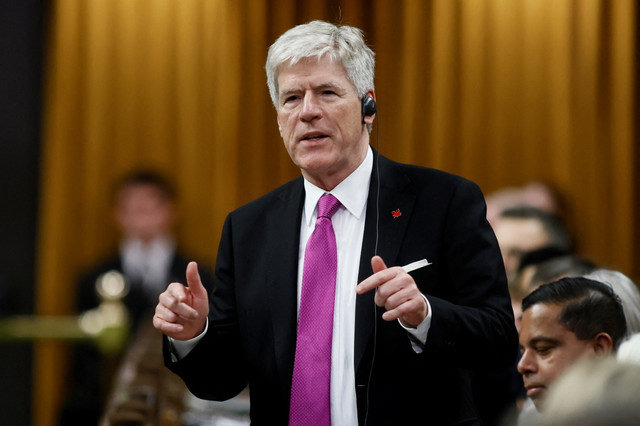 El ministro de Energía y Recursos Naturales de Canadá, Tim Hodgson, interviene durante el periodo de preguntas en la Cámara de los Comunes en Parliament Hill, en Ottawa, Ontario, Canadá, el 17 de noviembre de 2025. REUTERS/Blair Gable