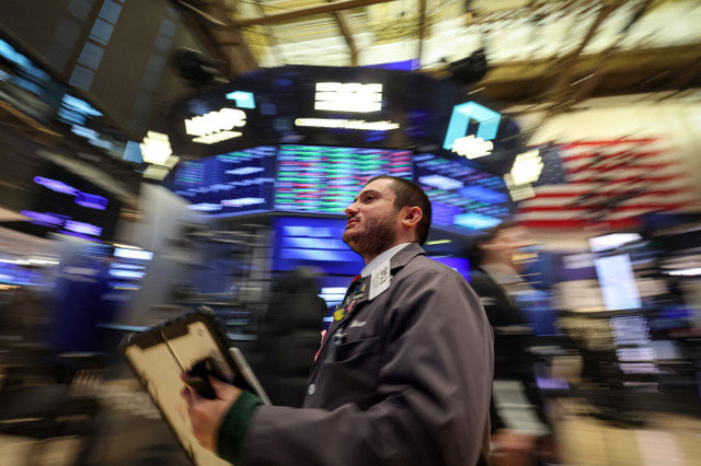 2026年1月26日,交易员在美国纽约证券交易所(NYSE)的交易大厅内工作。 REUTERS/Brendan McDermid