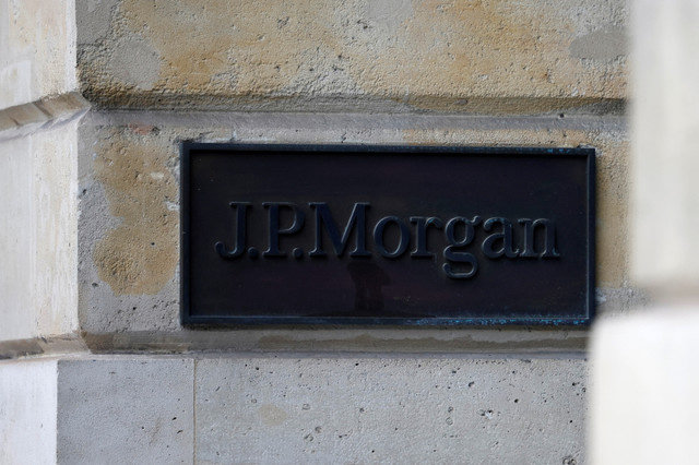 2023年1月27日、フランス・パリのJPモルガン銀行事務所の外に見られるJPモルガンのロゴ。REUTERS/Sarah Meyssonnier