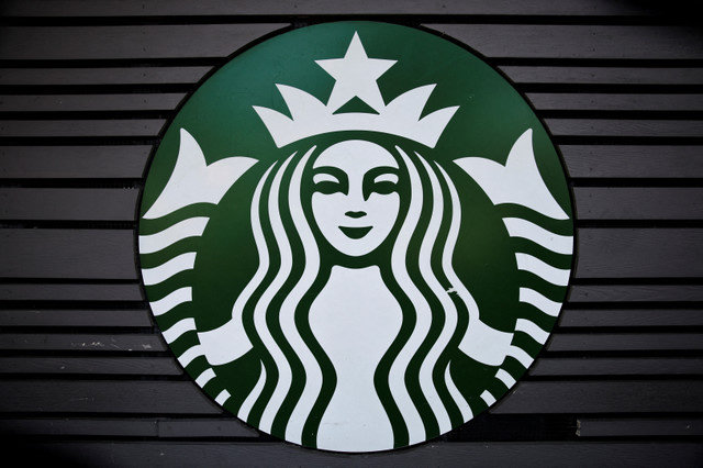 ẢNH TƯ LIỆU: Một biểu tượng Starbucks được chụp tại Los Angeles, California, Hoa Kỳ, vào ngày 25 tháng 9 năm 2025. REUTERS/Daniel Cole/File Photo