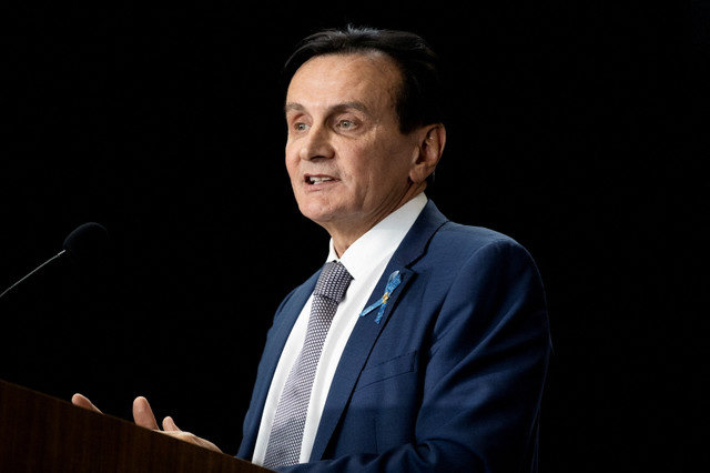 アストラゼネカの最高経営責任者(CEO)であるパスカル・ソリオ氏は、2023年2月27日、カナダ、オンタリオ州ミシサガのアストラゼネカで行われた発表会で発言した。 REUTERS/Carlos Osorio
