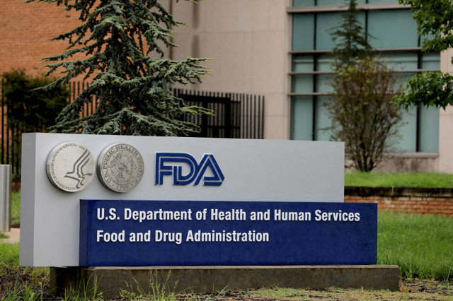 資料写真:2020年8月29日、米メリーランド州ホワイトオークにある食品医薬品局(FDA)本部の外に掲げられた看板。REUTERS/Andrew Kelly/File Photo