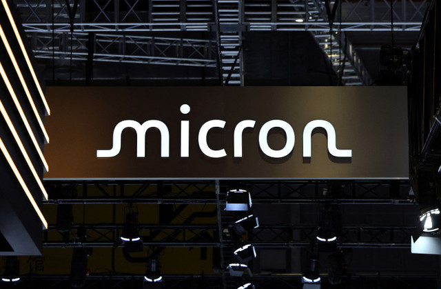 شعار شركة ميكرون (Micron) في جناح الشركة في معرض الصين الدولي الثامن للاستيراد (CIIE) في شنغهاي، الصين، 5 نوفمبر 2025. REUTERS/Maxim Shemetov
