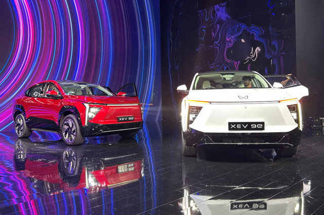 Một người đàn ông quay phim nội thất của chiếc SUV điện Mahindra XEV 9e mới ra mắt trong buổi lễ trình làng tại Chennai, Ấn Độ, vào ngày 26 tháng 11 năm 2024. REUTERS/Nandan Mandayam/File Photo