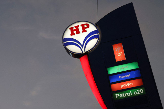 2025年10月30日、インドのベンガルールにあるガソリンスタンドの外に掲示されたヒンドゥスタン・ペトロリアムのロゴ。REUTERS/Priyanshu Singh