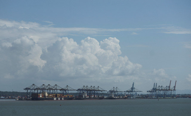 Varios barcos están atracados en las terminales de contenedores del puerto Jawaharlal Nehru (JNPT) en Navi Mumbai, India, el 25 de septiembre de 2025.REUTERS/Francis Mascarenhas