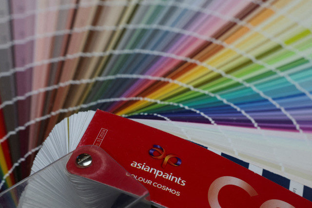 صورة من الأرشيف: بطاقات تدرجات ألوان شركة آسيان بينتس (Asian Paints) في متجر لبيع الدهانات في مومباي، الهند، 19 نوفمبر 2025. REUTERS/Francis Mascarenhas/File Photo