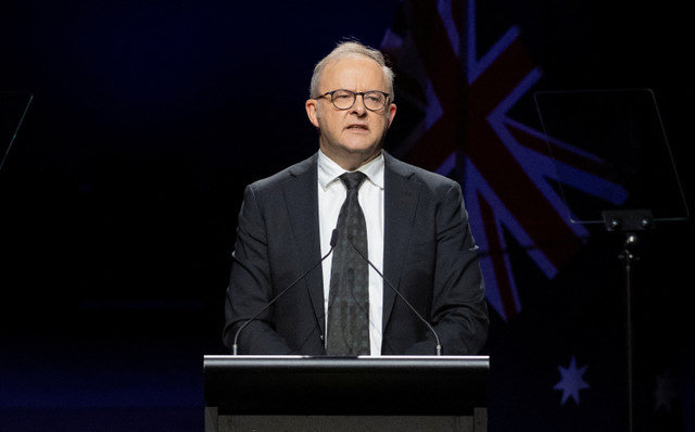 O primeiro-ministro australiano, Anthony Albanese, fala na Ópera de Sydney durante um Dia de Luto Nacional pelas vítimas do tiroteio em massa de 14 de dezembro de 2025 em uma celebração do Hanukkah judaico em Bondi Beach, em Sydney, Austrália, em 22 de janeiro de 2026. REUTERS/Jeremy Piper
