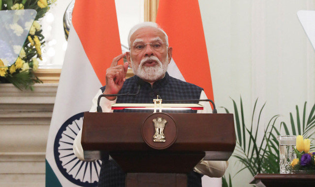 O primeiro-ministro indiano, Narendra Modi, discursa durante uma declaração conjunta à imprensa com o presidente do Conselho Europeu, António Costa (não aparece na imagem), e a presidente da Comissão Europeia, Ursula von der Leyen (não aparece na imagem), na Hyderabad House em Nova Deli, Índia, em 27 de janeiro de 2026. REUTERS/Altaf Hussain