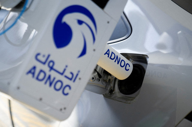 แขนหุ่นยนต์เติมน้ำมันของบริษัทน้ำมันแห่งชาติอาบูดาบี (ADNOC) กำลังเติมน้ำมันให้รถยนต์ระหว่างการสาธิตในการนำชมสื่อมวลชนที่กรุงอาบูดาบี สหรัฐอาหรับเอมิเรตส์ เมื่อวันที่ 27 พฤษภาคม 2024 REUTERS/Nabila Eltigi