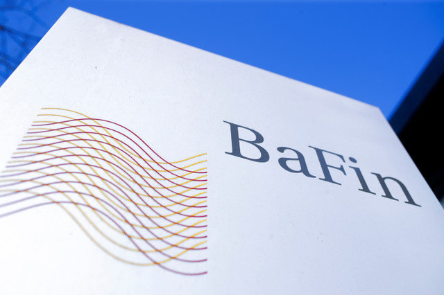 Logo của Cơ quan Giám sát Tài chính Liên bang Đức BaFin (Bundesanstalt fuer Finanzdienstleistungsaufsicht) được chụp bên ngoài một tòa nhà văn phòng của BaFin ở Bonn, Đức, ngày 15 tháng 4 năm 2019. REUTERS/Wolfgang Rattay