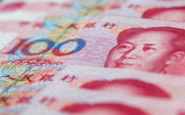FOTO DE ARCHIVO: Se ven billetes de 100 yuanes chinos en esta ilustración fotográfica creada en Shanghái el 17 de enero de 2011. REUTERS/Carlos Barria/File Photo