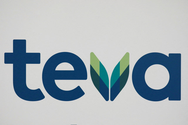 โลโก้ของบริษัท Teva Pharmaceutical Industries ปรากฏให้เห็นในกรุงเทลอาวีฟ ประเทศอิสราเอล เมื่อวันที่ 19 กุมภาพันธ์ 2019 REUTERS/Amir Cohen