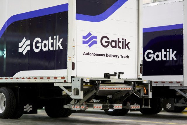 شاحنات ذاتية القيادة متوقفة في منشأة تابعة لشركة Gatik AI في AllianceTexas، وهو مجمع تجاري تبلغ مساحته 27000 فدان في فورت وورث، تكساس، الولايات المتحدة، في 18 مايو 2022. REUTERS/Cooper Neill