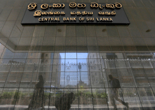 ẢNH TƯ LIỆU: Người dân đi qua lối vào chính của Ngân hàng Trung ương Sri Lanka ở Colombo, Sri Lanka, vào ngày 24 tháng 3 năm 2017. REUTERS/Dinuka Liyanawatte/File Photo
