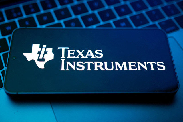德州仪器 (Texas Instruments) 的标志出现在这张拍摄于 2025 年 8 月 25 日的插图中。REUTERS/Dado Ruvic/Illustration/File Photo
