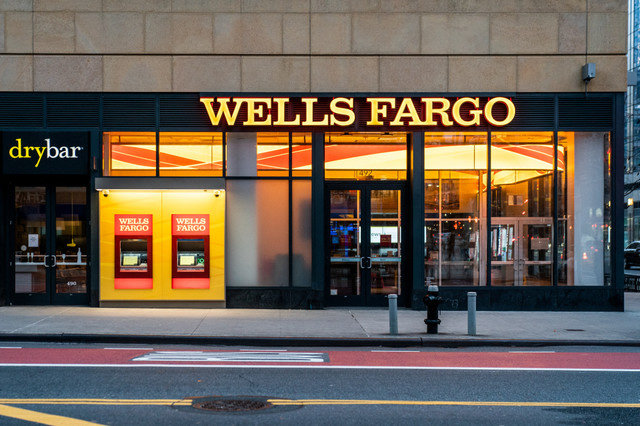 Una sucursal del banco Wells Fargo se observa en la ciudad de Nueva York, EE. UU., el 17 de marzo de 2020. REUTERS/Jeenah Moon/File Photo