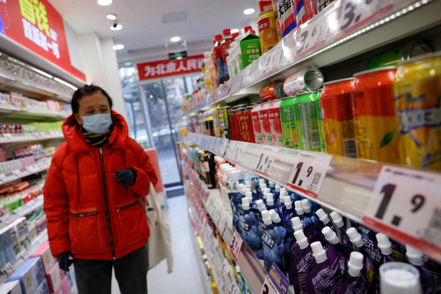 Un cliente realiza compras en una tienda de Zhaoyiming Snacks, también conocida como "Super Ming", una cadena operada por el minorista de snacks y bebidas Busy Ming Group, en Beijing, China, el 9 de enero de 2026. REUTERS/Tingshu Wang/File Photo