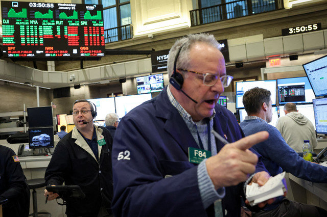 Operadores de futuros y opciones trabajan en el piso del NYSE American (AMEX) de la Bolsa de Valores de Nueva York en la ciudad de Nueva York, EE.UU., el 21 de enero de 2026. REUTERS/Brendan McDermid