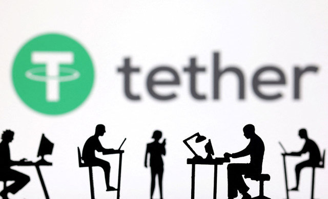Unas figuritas con ordenadores y teléfonos inteligentes aparecen frente al logotipo de Tether en esta ilustración tomada el 19 de febrero de 2024. REUTERS/Dado Ruvic/Illustration