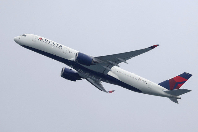 ẢNH TƯ LIỆU: Một chiếc máy bay Airbus A350-900 của Delta Air Lines cất cánh từ Sân bay Sydney ở Sydney, Úc, ngày 28 tháng 10 năm 2020. REUTERS/Loren Elliott/File Photo