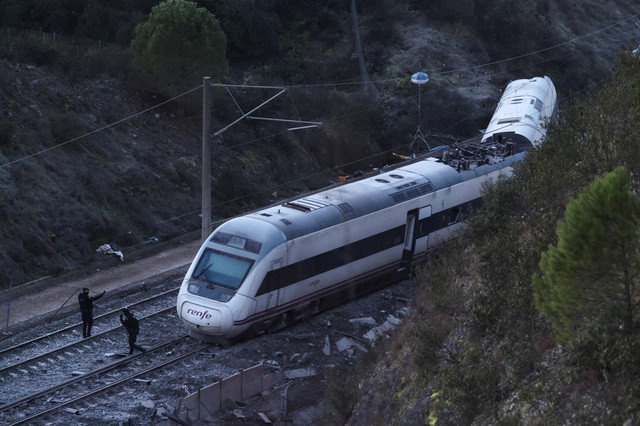 Emergency personnel work next to one of the trains involved in the accident near Adamuz, in Cordoba, Spain, January 19. REUTERS/Susana Vera