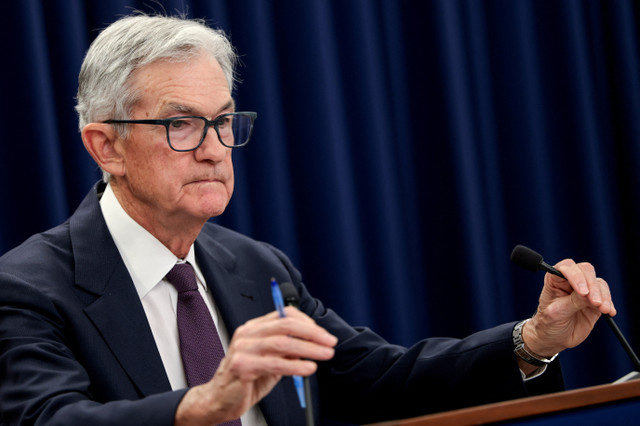 2026年1月28日、米国ワシントンD.C.にて、連邦公開市場委員会(FOMC)の金利政策に関する2日間の会合後、記者会見でマイクを調整するジェローム・パウエル米連邦準備制度理事会(FRB)議長。REUTERS/Jonathan Ernst
