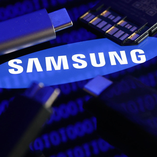 サムスン電子は記録的な四半期決算を発表し、人工知能ハードウェアの需要急増に伴う世界的な先端メモリチップ不足を背景に、利益は3倍以上に拡大しました。