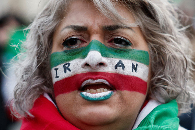 Un manifestante asiste a una concentración en apoyo al pueblo iraní en medio de las protestas antigubernamentales que recorren Irán, en París, Francia, el 11 de enero. REUTERS/Benoit Tessier