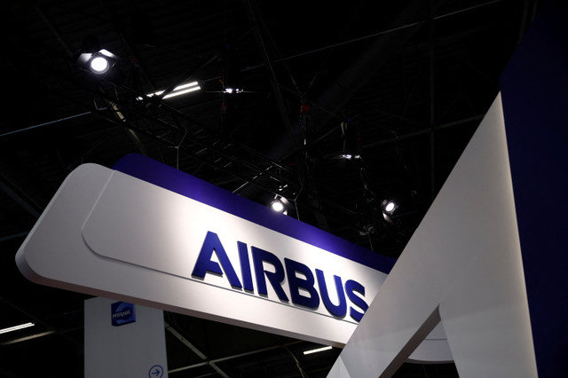 O logótipo da Airbus é visto na Milipol Paris, a exposição mundial dedicada à segurança interna, em Villepinte, perto de Paris, França, em 15 de novembro de 2023. REUTERS/Sarah Meyssonnier