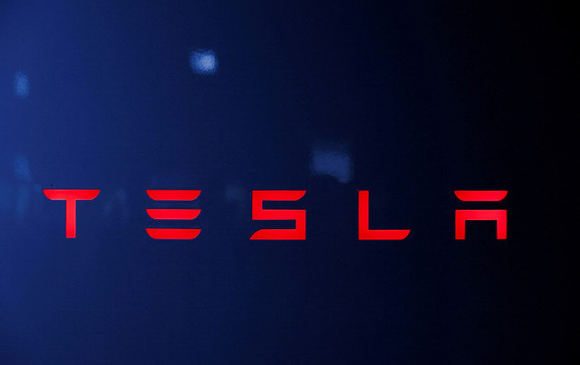 ภาพแฟ้มภาพ: มุมมองแสดงโลโก้ Tesla ที่สถานีชาร์จในเมืองมุมไบ ประเทศอินเดีย เมื่อวันที่ 4 สิงหาคม 2025 REUTERS/Francis Mascarenhas/File Photo