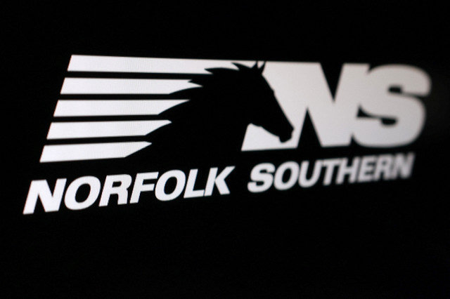 โลโก้ Norfolk Southern ปรากฏให้เห็นในภาพประกอบนี้ซึ่งถ่ายเมื่อวันที่ 5 สิงหาคม 2025 REUTERS/Dado Ruvic/Illustration