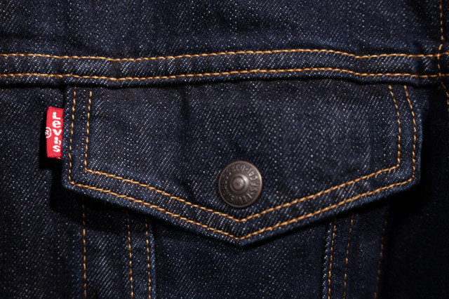2024年8月21日,英国牛津郡比斯特购物村的 Levi’s 奥特莱斯零售店展示着一件牛仔夹克上的标志。REUTERS/Hollie Adams