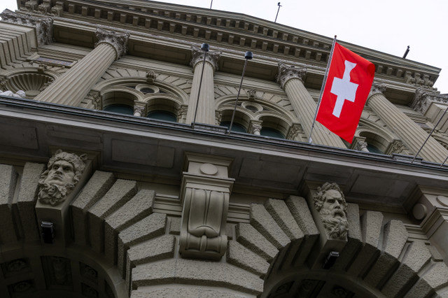 2025年3月12日,瑞士国旗悬挂在瑞士伯尔尼的瑞士联邦议会大厦(Bundeshaus)。REUTERS/Denis Balibouse