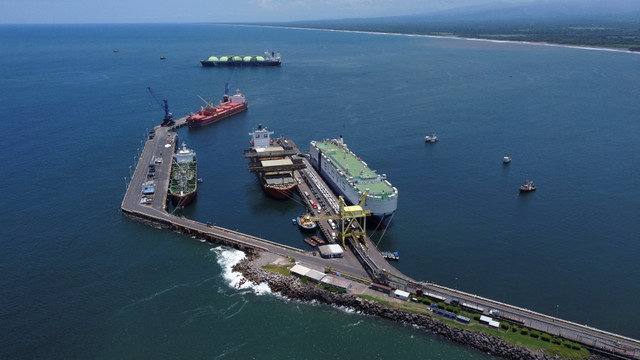 Uma vista de drone mostra navios de carga no Porto de Acajutla em Acajutla, El Salvador, em 15 de agosto de 2024. REUTERS/Jose Cabezas