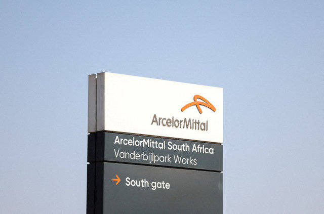 Biển hiệu của nhà máy thép ArcelorMittal tại Vanderbijlpark, phía nam Johannesburg, Nam Phi, vào ngày 4 tháng 9 năm 2025. REUTERS/Siphiwe Sibeko