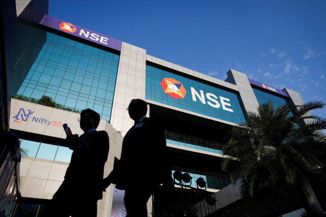 Pessoas caminham do lado de fora da Bolsa de Valores Nacional (NSE) em Mumbai, na Índia, em 22 de outubro de 2024. REUTERS/Francis Mascarenhas
