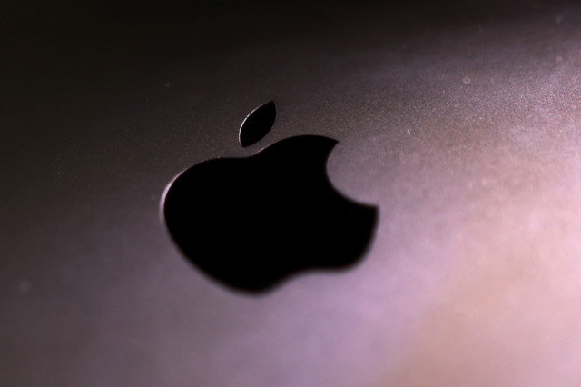 โลโก้ Apple ปรากฏในภาพประกอบนี้ซึ่งถ่ายเมื่อวันที่ 24 กันยายน 2025 REUTERS/Dado Ruvic/Illustration