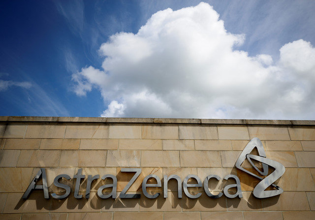 โลโก้บริษัทปรากฏที่ไซต์งานของ AstraZeneca ในเมืองแม็คเคิลส์ฟิลด์ สหราชอาณาจักร เมื่อวันที่ 11 พฤษภาคม 2021 REUTERS/Phil Noble/File Photo