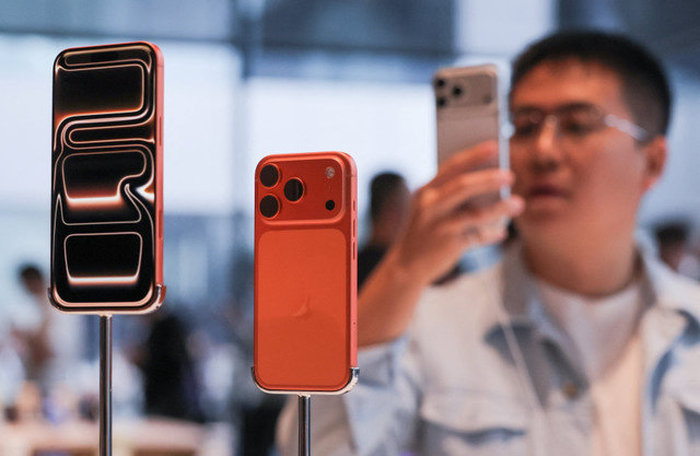 ชายคนหนึ่งถ่ายภาพสมาร์ทโฟน iPhone 17 Pro รุ่นใหม่ที่จัดแสดงที่ร้าน Apple Store ในย่านซานหลี่ถุนของปักกิ่ง ระหว่างการเริ่มจำหน่ายในกรุงปักกิ่ง ประเทศจีน เมื่อวันที่ 19 กันยายน 2025 REUTERS/Maxim Shemetov/File Photo