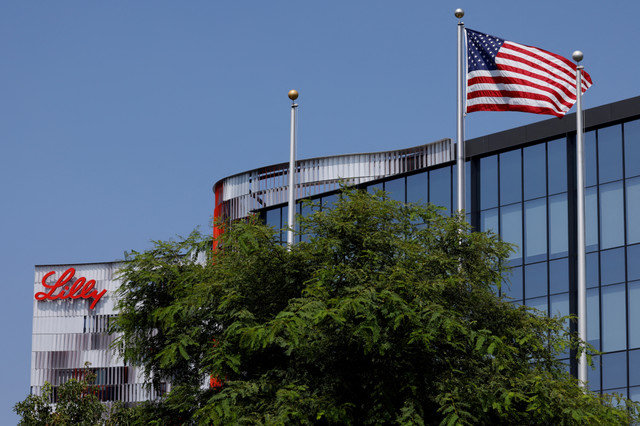 ภาพจากแฟ้ม: โลโก้ Eli Lilly ปรากฏบนสำนักงานแห่งหนึ่งของบริษัทในเมืองซานดิเอโก รัฐแคลิฟอร์เนีย สหรัฐอเมริกา เมื่อวันที่ 17 กันยายน 2020 REUTERS/Mike Blake/File Photo