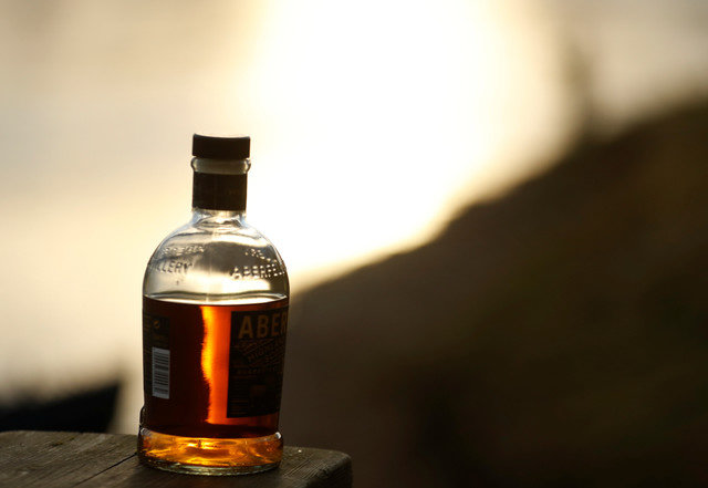 Una botella de whisky queda en la orilla al comenzar la pesca en el día de apertura de la temporada de pesca de salmón en el río Tay, cerca de Meikleour, Escocia, Reino Unido, el 15 de enero de 2019. REUTERS/Russell Cheyne