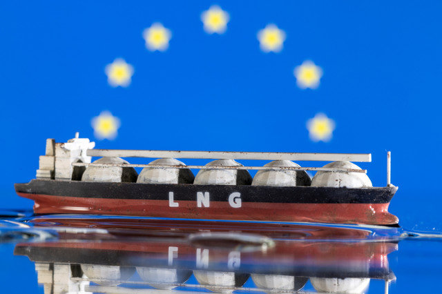 Mô hình tàu chở khí hóa lỏng (LNG) được nhìn thấy trước lá cờ EU trong ảnh minh họa chụp ngày 19 tháng 5 năm 2022. REUTERS/Dado Ruvic/Illustration