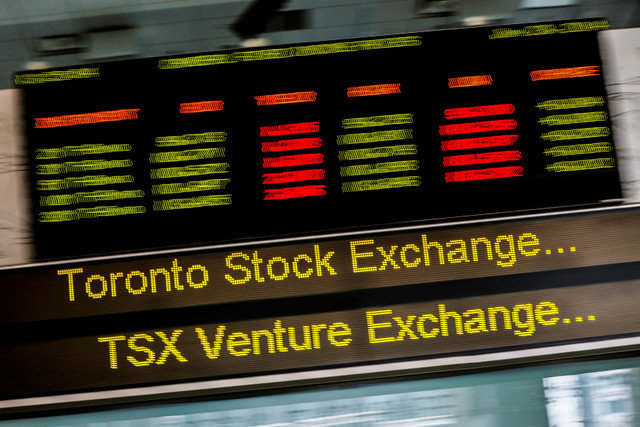 แฟ้มภาพ: ป้ายแสดงข้อมูลหุ้นของตลาดหลักทรัพย์โตรอนโต (TSX) ในเมืองโตรอนโต เมื่อวันที่ 23 มิถุนายน 2014 โดยดัชนีหุ้นหลักของแคนาดาเปลี่ยนแปลงเพียงเล็กน้อยในวันจันทร์ เนื่องจากความอ่อนแอของหุ้นกลุ่มการเงินและพลังงานถูกชดเชยด้วยการปรับตัวเพิ่มขึ้นในกลุ่มวัสดุ REUTERS/Mark Blinch/File Photo