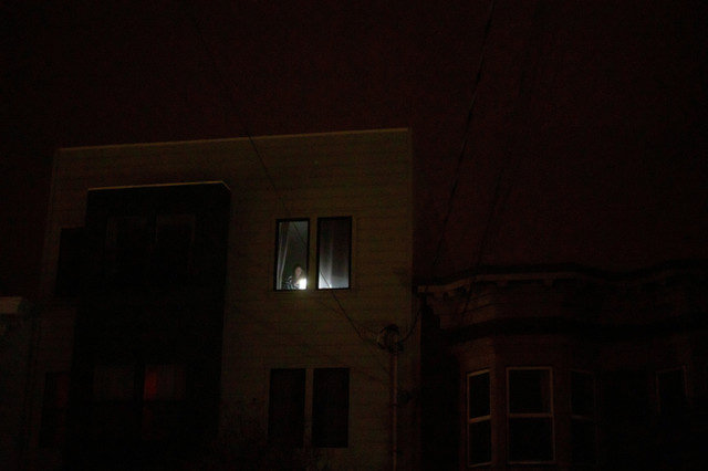 Una persona usa una linterna dentro de un apartamento durante un apagón que afectó a unos 130.000 residentes en San Francisco, California, EE. UU., el 21 de diciembre de 2025, según la Pacific Gas and Electric Company. REUTERS/Carlos Barria