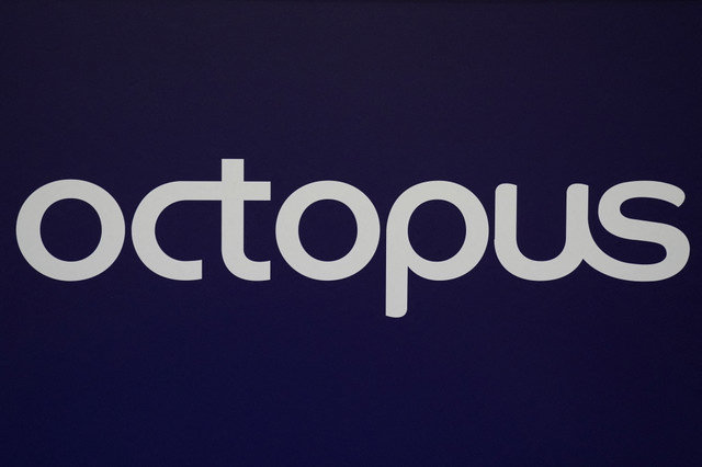 El logotipo de Octopus se muestra durante el evento Everything Electric, the Home Energy & Electric Vehicle Show, en Londres, Gran Bretaña, el 16 de abril de 2025. REUTERS/Maja Smiejkowska