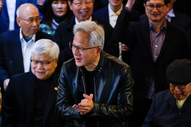 2026年1月31日,英伟达(Nvidia)首席执行官黄仁勋在台湾台北举行的晚宴上,与台湾科技企业首席执行官合影后做出反应。REUTERS/Ann Wang