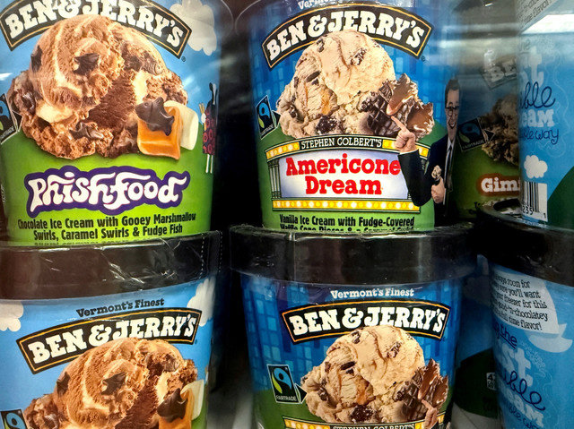 FOTO DE ARCHIVO: Variedades de helado Ben & Jerry's se exhiben en una tienda en el distrito de Queens de la ciudad de Nueva York, EE. UU., el 17 de septiembre de 2025, mientras el cofundador Jerry Greenfield renuncia a su cargo de "embajador de marca" tras un distanciamiento y una disputa pública con la empresa matriz Unilever por el conflicto en Gaza. REUTERS/Shannon Stapleton/File Photo