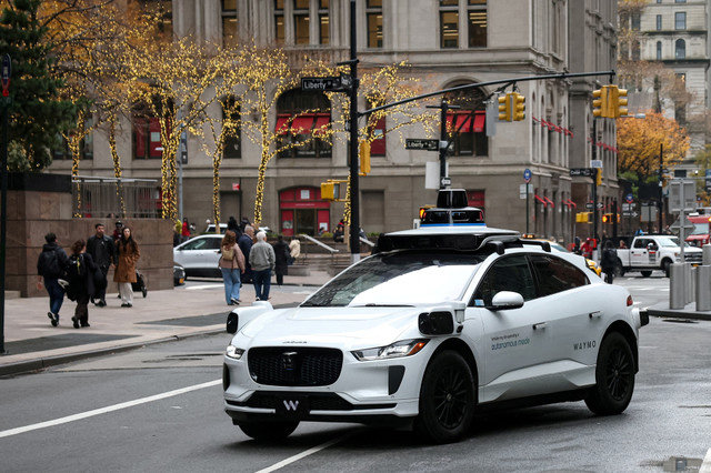 Um táxi sem motorista da Waymo circula pela parte baixa de Manhattan, na cidade de Nova York, EUA, em 26 de novembro de 2025. REUTERS/Brendan McDermid/File Photo